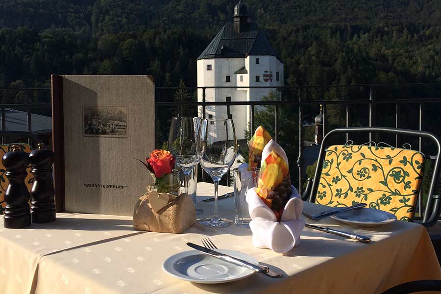 Ein köstliches Frühstück mit herrlichem Panorama auf die umliegenden Berge und das Schloss Mariastein